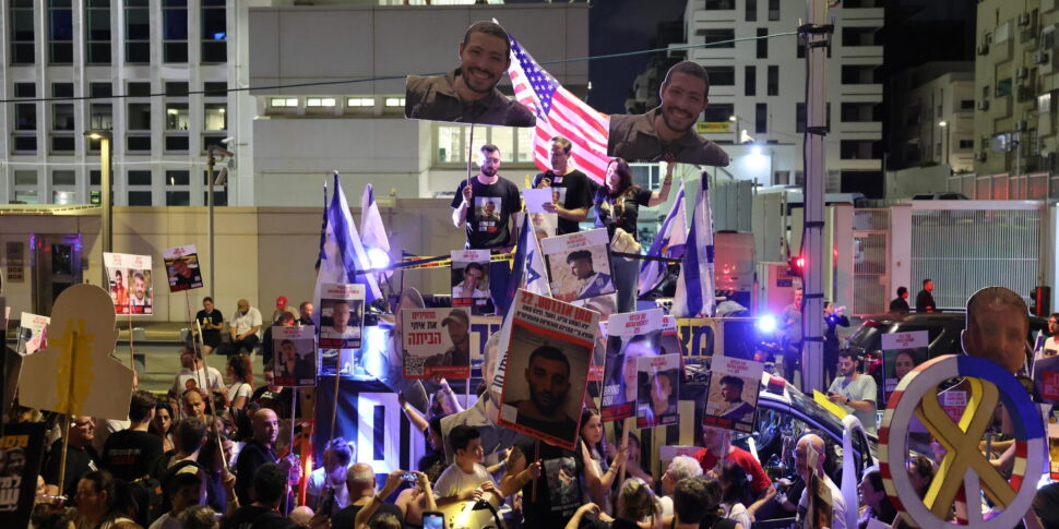 https://assets.gds.it/2025/07/Protest-in-Tel-Aviv-calls-for-release-of-Israeli-hostages-held-by-Hamas-in-Gaza_86420919-970x485.jpg