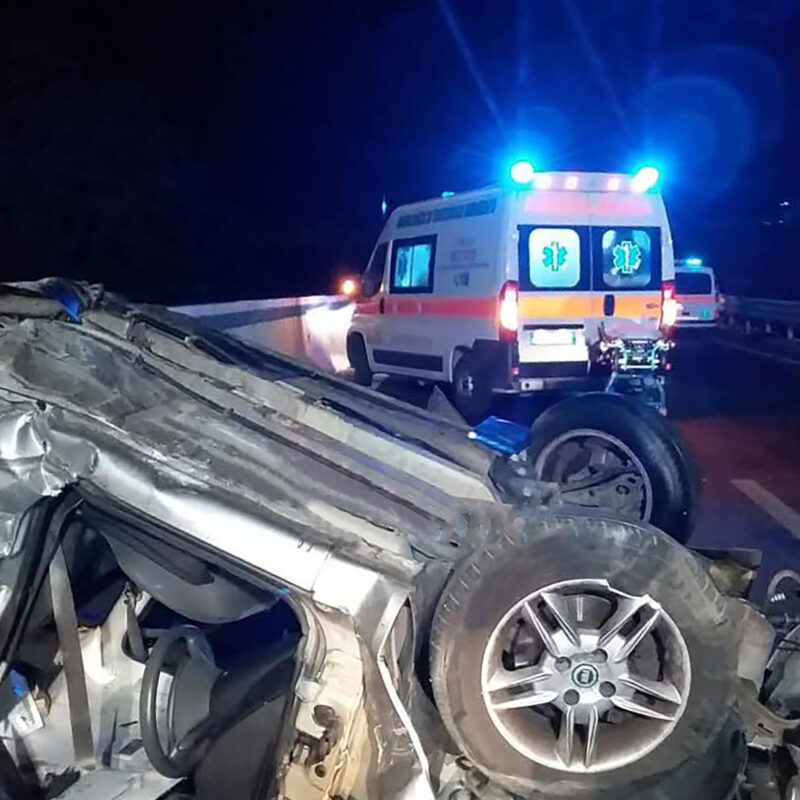 Una donna incinta è morta ed altre tre persone, tra cui un bimbo di 9 anni, sono rimaste ferite in un incidente stradale avvenuto la notte scorsa attorno all'una, sulla statale 16 in direzione sud, all'altezza di Mola di Bari, 27 luglio 2025.ANSA/DONATO FASANO