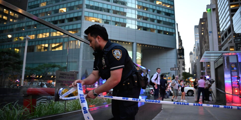 https://assets.gds.it/2025/07/Sparatoria-Manhattan-970x485.jpg