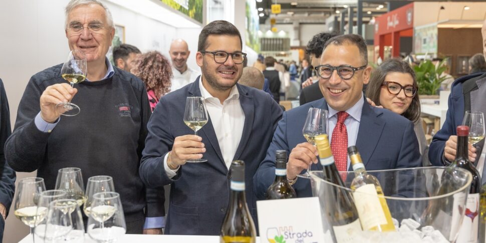 https://assets.gds.it/2025/07/TSWF-SOAVE-VINITALY-2025-2-970x485.jpg