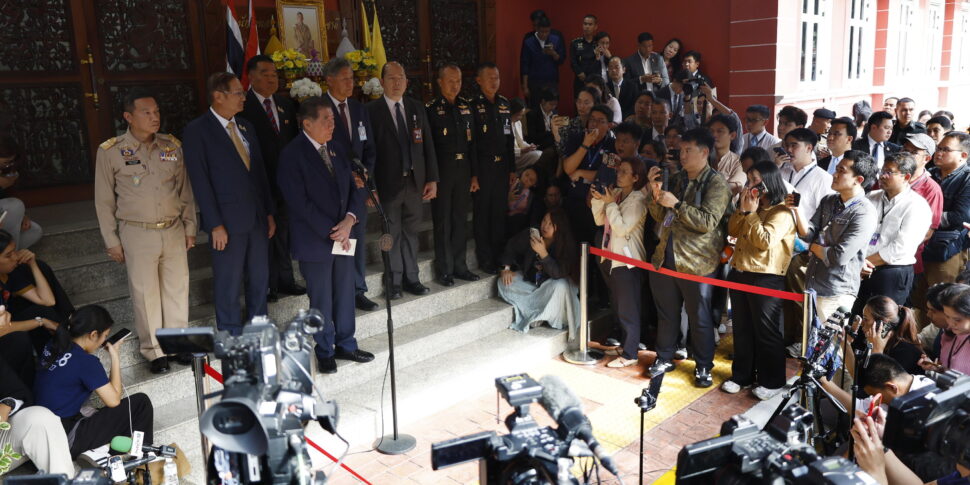 https://assets.gds.it/2025/07/Thai-Deputy-Prime-Minister-Wechayachai-at-a-press-conference-on-the-Thai-Cambodian-border_86503718-970x485.jpg