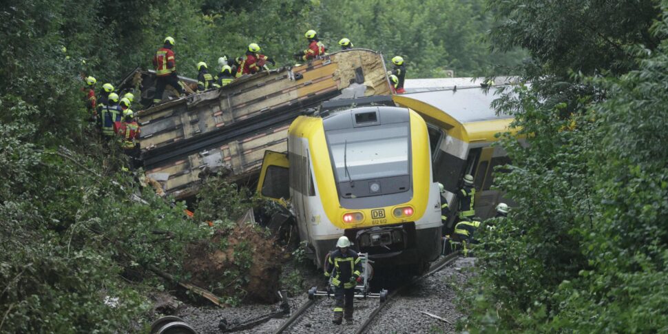 https://assets.gds.it/2025/07/Treno-deraglia-in-Germania-diversi-morti-_86568656-970x485.jpg