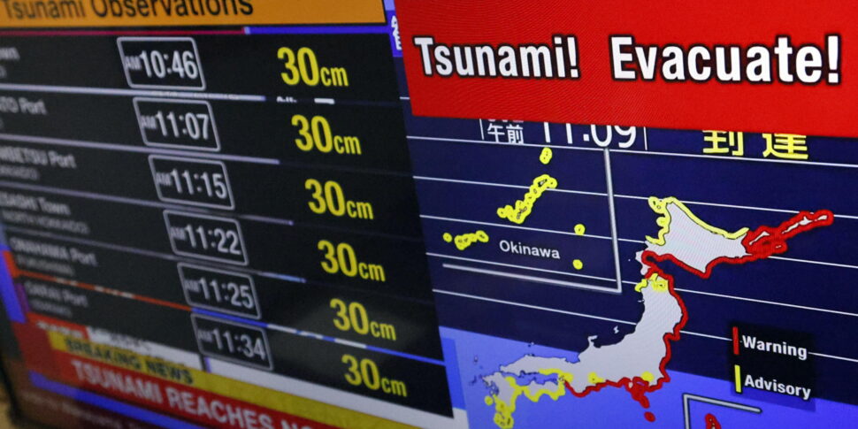 https://assets.gds.it/2025/07/Tsunami-warning-issued-after-M8.8-quake-off-Kamchatka-Peninsula_86612208-970x485.jpg