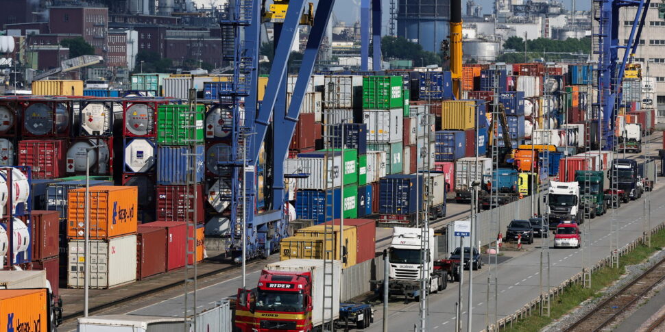 https://assets.gds.it/2025/07/US-to-impose-30-percent-import-duty-on-EU-products-starting-August-2025_86597247-970x485.jpg