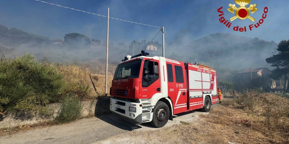 Palermo, oltre 20 interventi dei vigili del fuoco per incendi di sterpaglie e vegetazione