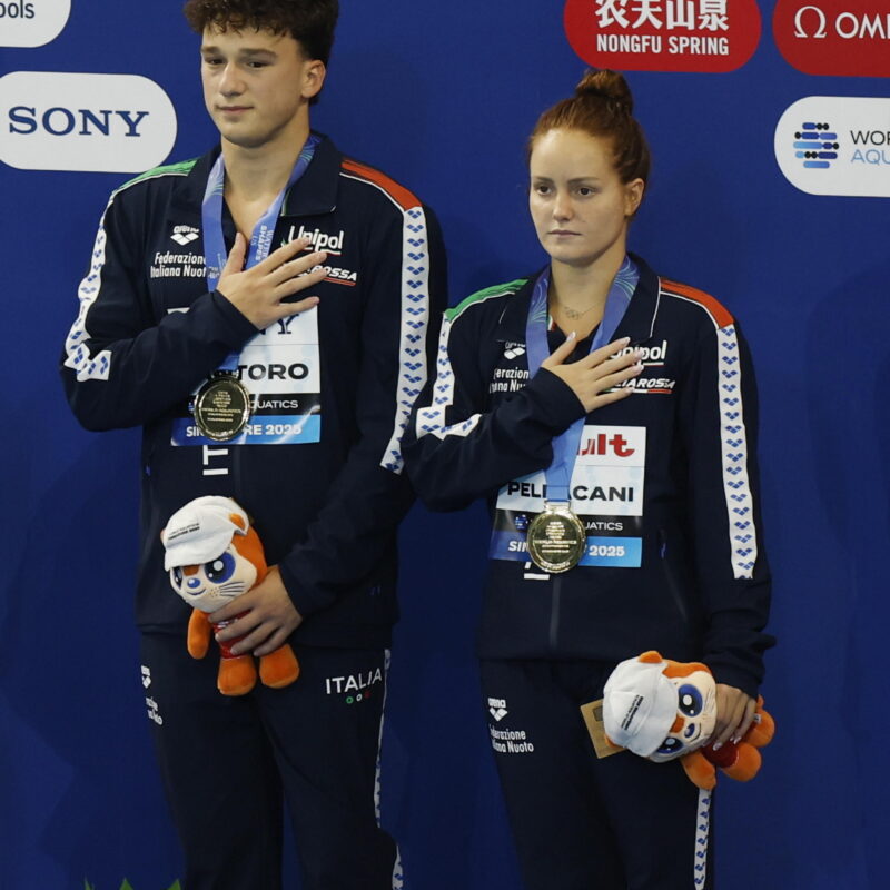 epa12272411 Gold medalists Matteo Santoro and Chiara Pellacani of Italy (R) wave as sliver medalists Cassiel Rousseau and Maddison Keeney of Australia clap during a medal ceremony following the Mixed 3m Synchronised Diving finals at the World Aquatics Championships Singapore 2025 in Singapore, 30 July 2025. EPA/RUNGROJ YONGRIT