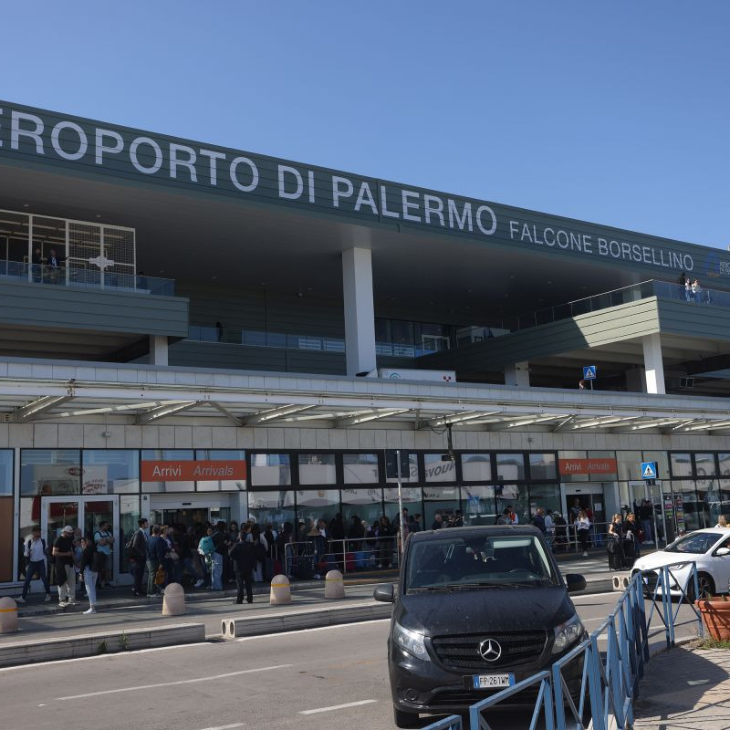 PALERMO (ITALPRESS) &#8211; Giornata da record per l&#8217;Aeroporto Falcone Borsellino di Palermo: nella giornata di ieri sono transitati 34.668 passeggeri, il miglior risultato del 2025 finora registrato. &#8220;Un dato che conferma la crescita costante dello scalo palermitano, sempre più punto di riferimento per i viaggiatori diretti in Sicilia e per chi sceglie Palermo come meta