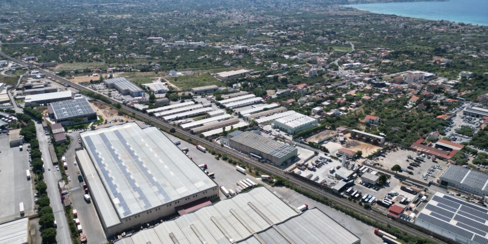 https://assets.gds.it/2025/07/area-industriale-2-970x485.jpg