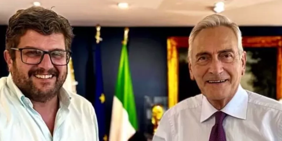 https://assets.gds.it/2025/07/baldini-e-gravina-970x485-1752771820.webp