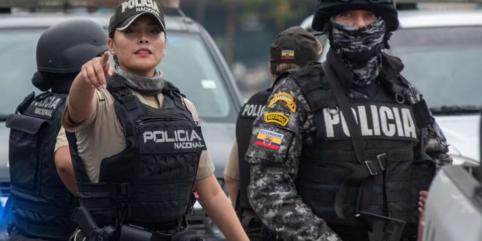 https://assets.gds.it/2025/07/ecuador-polizia-970x485.jpg