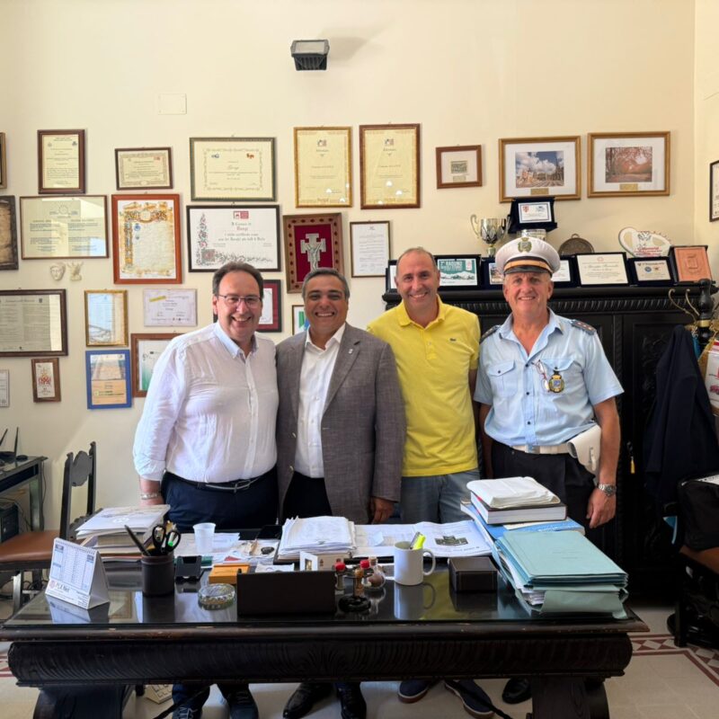 Nella foto assieme al sindaco Giuseppe Ferrarello, Babadzhanov Alisher Yakubovic, Carmelo Nasello e il comandante della polizia municipale Nicola Di Marco