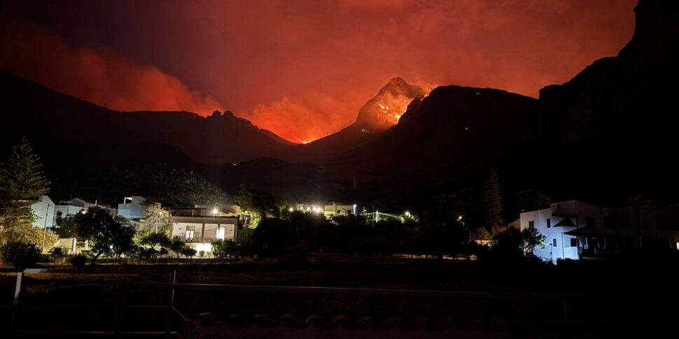 https://assets.gds.it/2025/07/foto-incendi-trapanese_zingaro_86541167-970x485.jpg