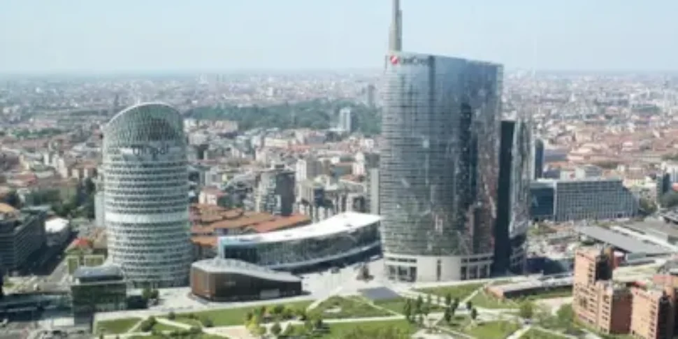 https://assets.gds.it/2025/07/milano-palazzi-970x485.webp