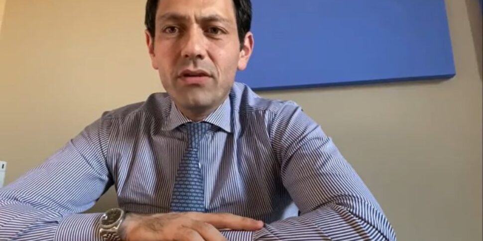 https://assets.gds.it/2025/07/ruggero-razza-970x485.jpg