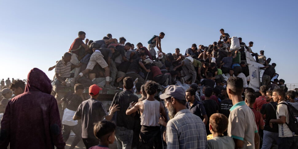https://assets.gds.it/2025/08/Aid-trucks-enter-Khan-Younis-in-southern-Gaza-Strip_86706226-970x485.jpg