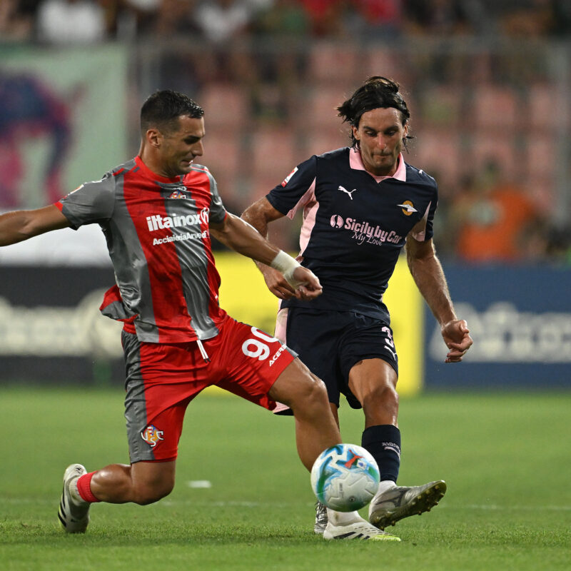 Cremona 16/08/2024: Tommaso Augello of Palermo FC challenged by Federico Bonazzoli of US Cremonese durante la partita di Coppa Italia Frecciarossa 2025-2026 Cremonese vs Palermo allo Stadio Giovanni Zini di Cremona(Foto Tullio Puglia)