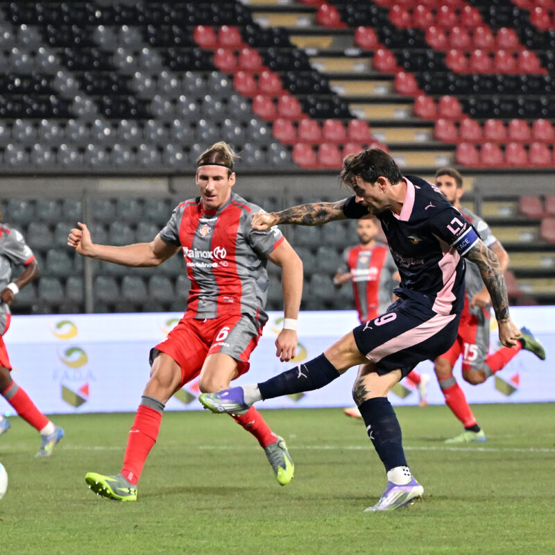 Cremona 16/08/2024: Matteo Luigi Brunori of Palermo FC evades challenge from Federico Baschirotto of US Cremonese durante la partita di Coppa Italia Frecciarossa 2025-2026 Cremonese vs Palermo allo Stadio Giovanni Zini di Cremona(Foto Tullio Puglia)