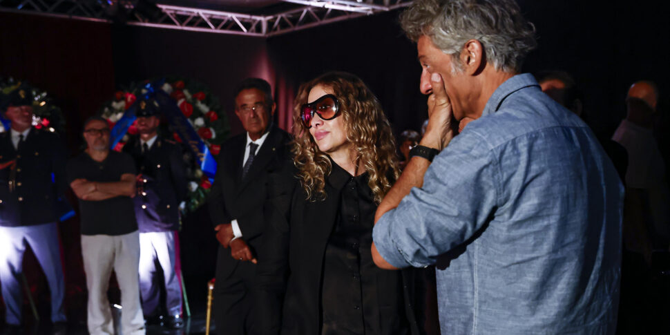https://assets.gds.it/2025/08/Camera-ardente-Pippo-Baudo-al-Teatro-delle-Vittorie_86905392-970x485.jpg