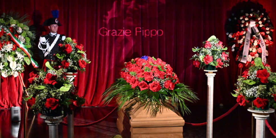 https://assets.gds.it/2025/08/Camera-ardente-Pippo-Baudo-al-Teatro-delle-Vittorie_86909879-970x485.jpg