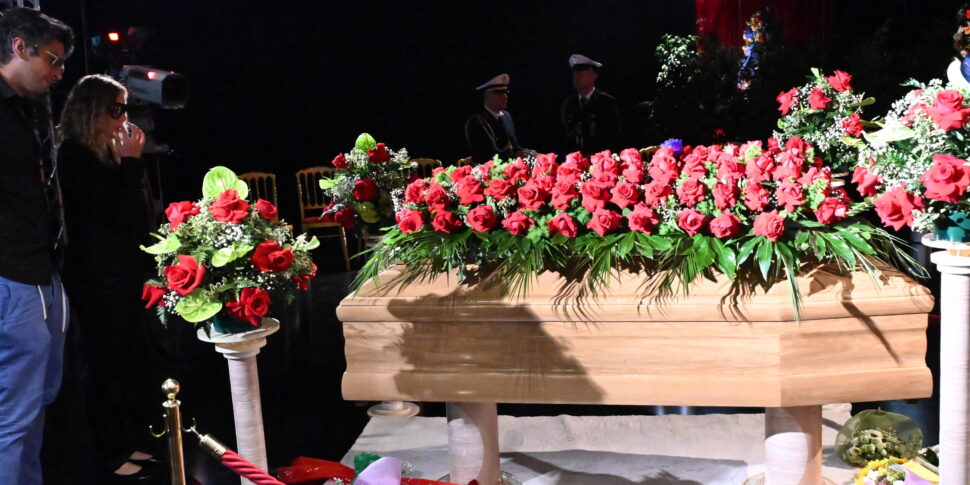 https://assets.gds.it/2025/08/Camera-ardente-Pippo-Baudo-al-Teatro-delle-Vittorie_86920593-970x485.jpg