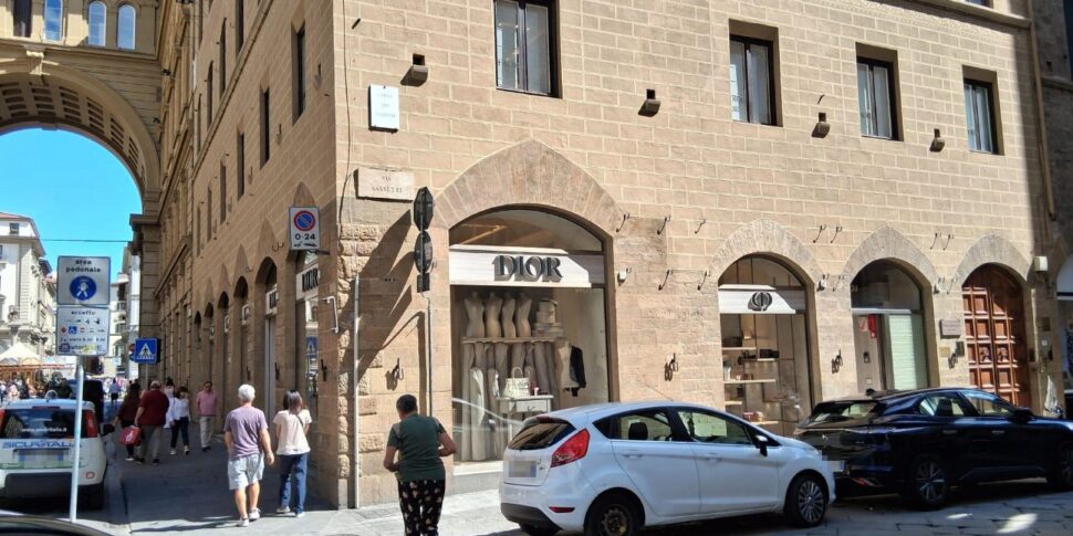 https://assets.gds.it/2025/08/Dior-a-Firenze-970x485.jpeg