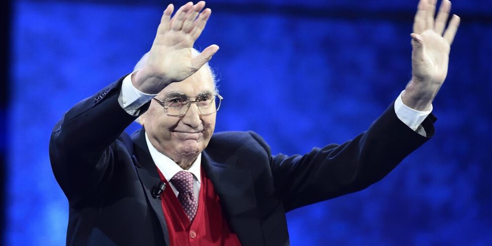 https://assets.gds.it/2025/08/E-morto-Pippo-Baudo-SPECIALE_86883041-970x485.jpg