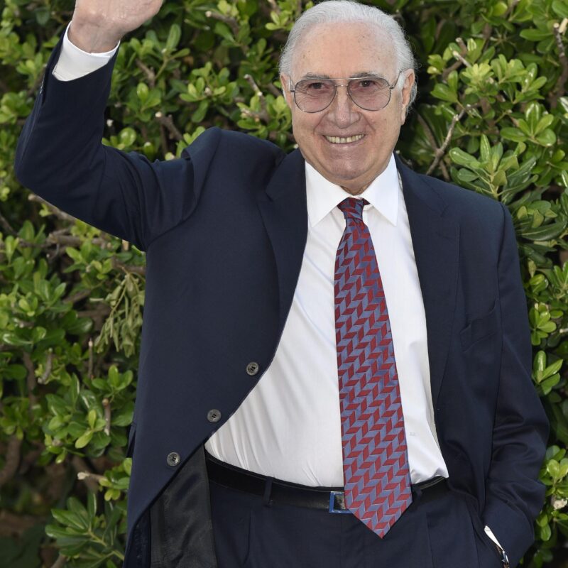 Pippo Baudo, posa per i fotografi in occasione della presentazione dei palinsesti Rai 2016/2017, presso il Salone delle Fontane a Roma, 5 luglio 2016. ANSA/GIORGIO ONORATI