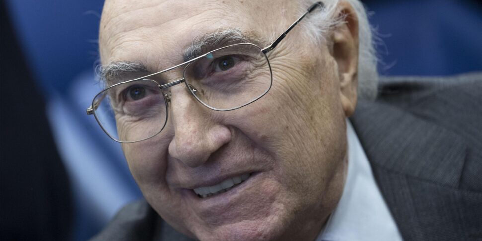 https://assets.gds.it/2025/08/E-morto-Pippo-Baudo-SPECIALE_86883716-970x485.jpg