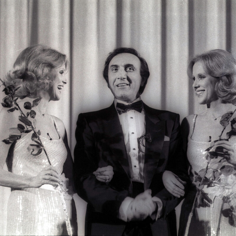 Alice ed Helen Kessler con Pippo Baudo in Buon Compleanno Tv, il 14 gennaio 1984. ANSA ARCHIVIO