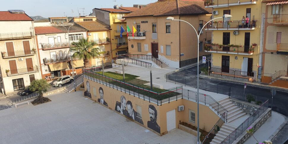 https://assets.gds.it/2025/08/ENTRY-POINT-Piazza-Caduti-in-Guerra-e-Comune-di-Bolognetta-970x485.jpg