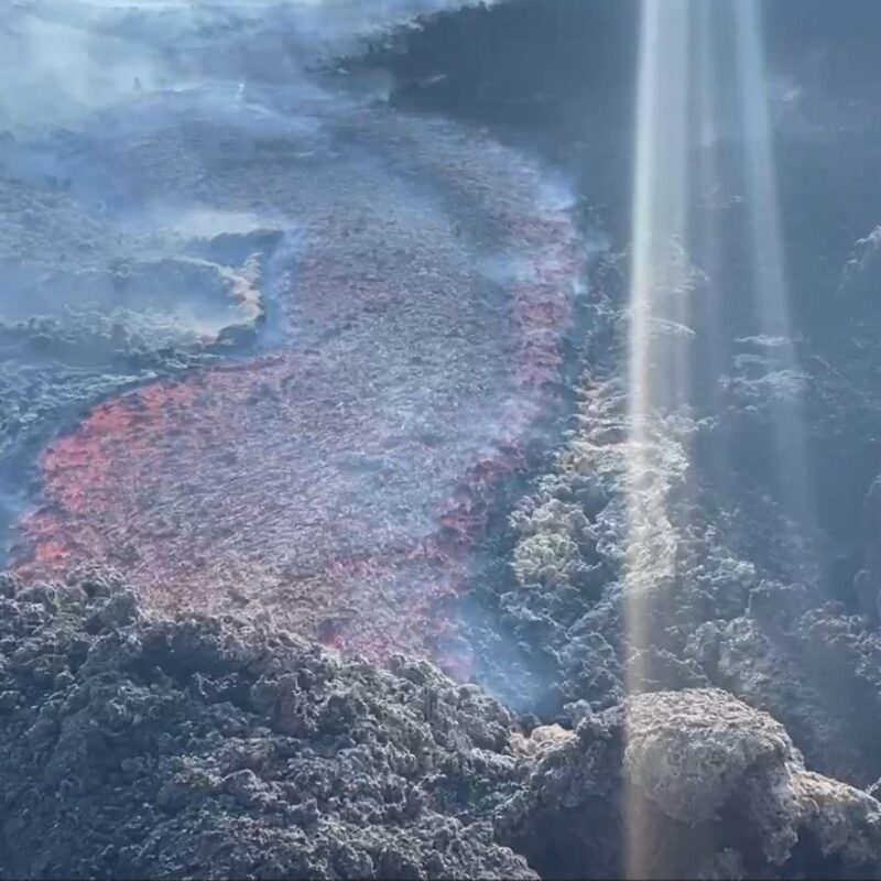 Un'immagine dell'Etna, dove si intensifica l'attività vulcanica, 28 agosto 2025. ANSA/Corpo forestale regionale Sicilia +++ ANSA PROVIDES ACCESS TO THIS HANDOUT PHOTO TO BE USED SOLELY TO ILLUSTRATE NEWS REPORTING OR COMMENTARY ON THE FACTS OR EVENTS DEPICTED IN THIS IMAGE - NO ARCHIVING - NO LICENSING - NPK +++