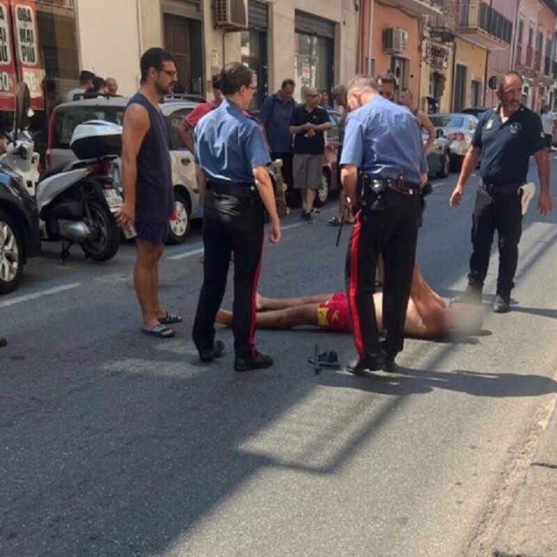 Follia a Santa Teresa di Riva, con un coltello ferisce alcune persone e semina il terrore per strada