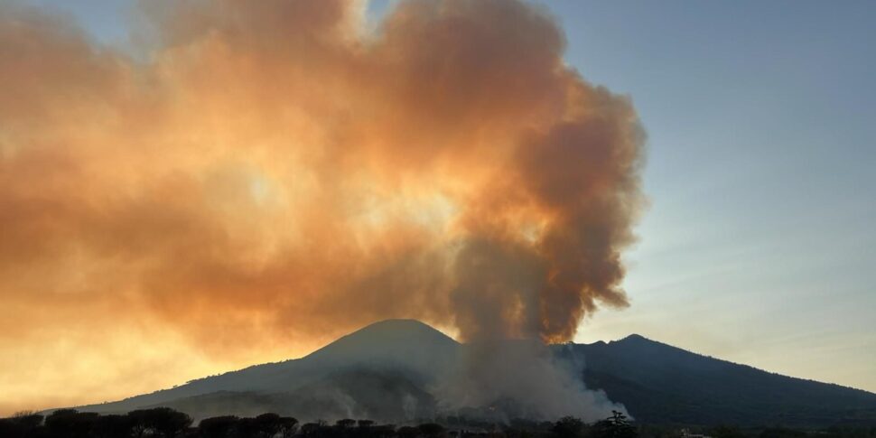 https://assets.gds.it/2025/08/Fiamme-sul-Vesuvio-colonna-fumo-visibile-anche-da-Napoli_86764861-970x485.jpg