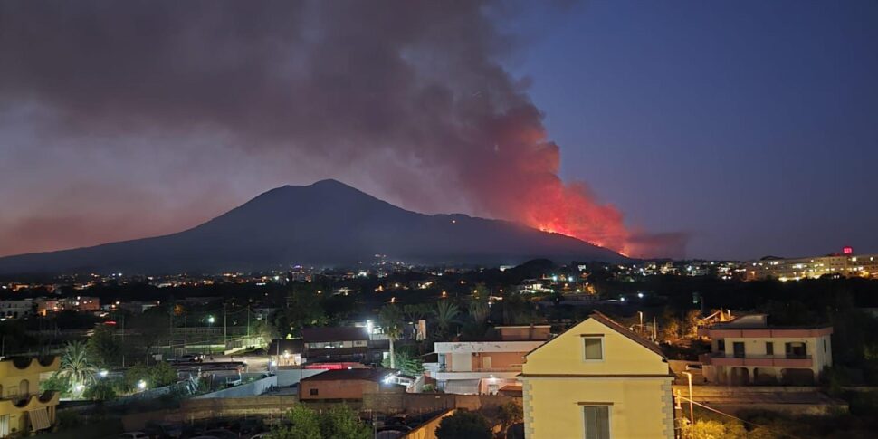 https://assets.gds.it/2025/08/Fiamme-sul-Vesuvio-si-estende-il-fronte-del-fuoco_86767999-970x485.jpg