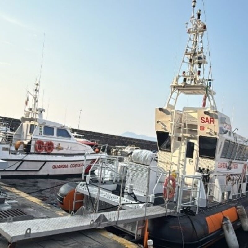 Turista si infortuna in barca a vela alle Eolie, soccorso dalla guardia costiera