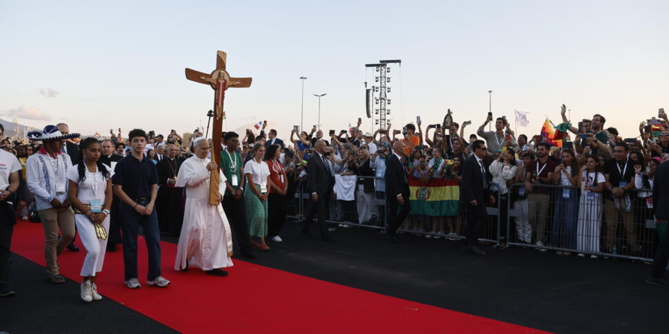 https://assets.gds.it/2025/08/Il-Papa-a-piedi-porta-la-croce-del-Giubileo_86678493-970x485.jpg