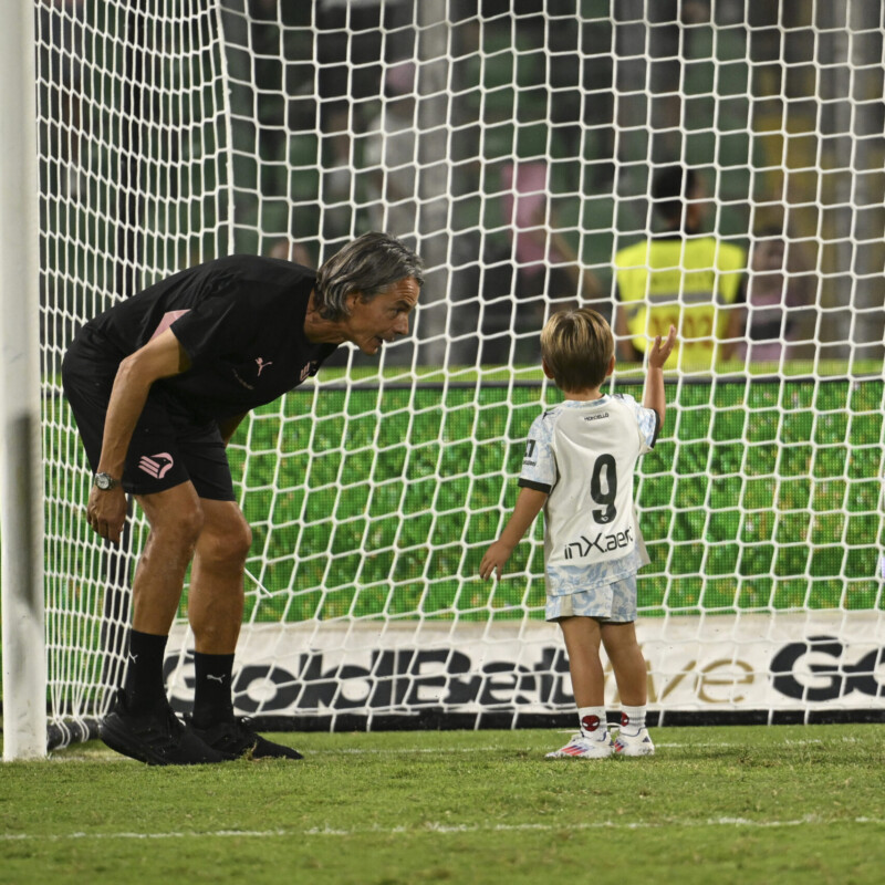 Filippo Inzaghi con il figlioletto Edoardo sotto la curva Nord del Barbera dopo la partita con la Reggiana (foto Puglia)