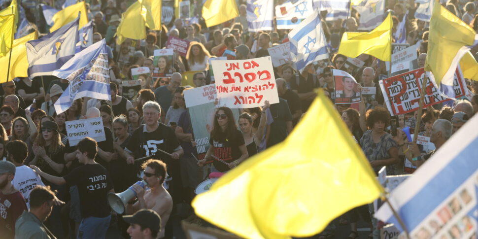 https://assets.gds.it/2025/08/Jerusalem-protest-demands-release-of-Israeli-hostages-held-in-Gaza-end-of-war_86749018-970x485.jpg