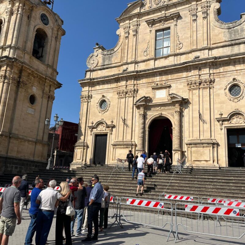 A Militello, in provincia di Catania, la chiesa di Santa Maria della Stella, dove si tiene la camera ardente di Pippo Baudo, 20 agosto 2025 ANSA/ALESSANDRO RICUPERO