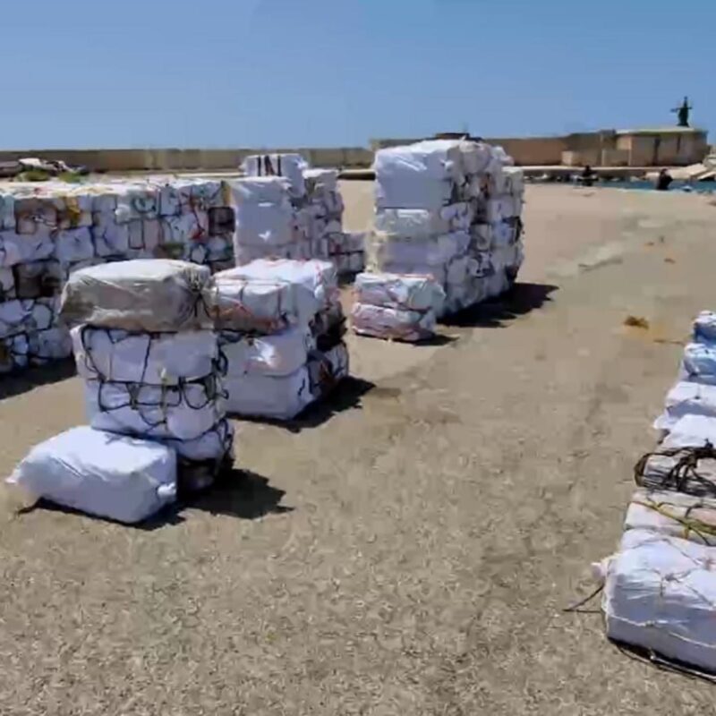Cinque persone - un italiano, due tunisini, un francese e un albanese - sono state fermate dalla Dda di Palermo, dopo che sul peschereccio sul quale viaggiavano sono state sequestrate, oltre 5,3 tonnellate di cocaina, il più importante sequestro mai eseguito in tutta Italia. L'operazione è stata condotta dal comando provinciale di Palermo della Guardia di Finanza con numerosi mezzi aerei e navali del comando operativo aeronavale di Pratica di Mare (RM) e del reparto operativo aeronavale di Palermo, in coordinamento con gli investigatori del nucleo di polizia economico finanziaria di Palermo e sotto la direzione della Dda Palermo. 21 luglio 2023. ANSA/US Guardia di Finanza + UFFICIO STAMPA, PRESS OFFICE, HANDOUT PHOTO, NO SALES, EDITORIAL USE ONLY + NPK
