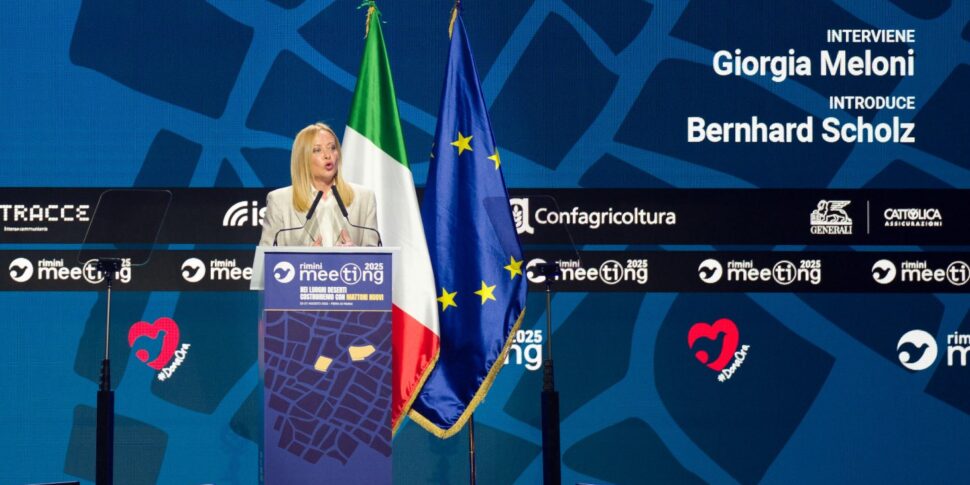 https://assets.gds.it/2025/08/Meloni-al-meeting-di-Rimini-970x485.jpeg