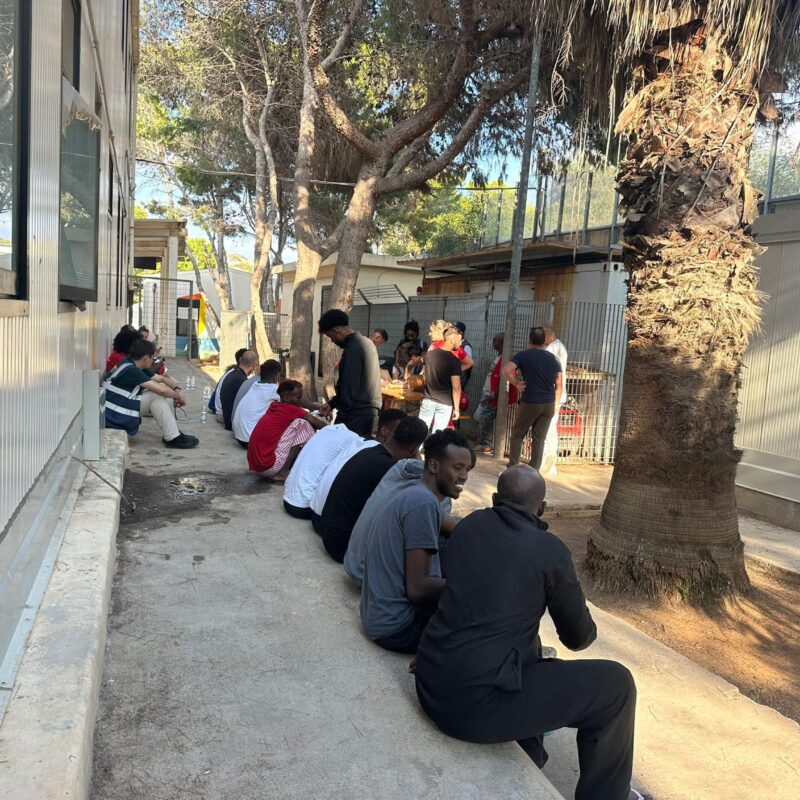Sono 60 i migranti giunti durante la notte a Lampedusa. A bloccare tre dei quattro barchini sono stati il pattugliatore veloce Avellone della Guardia di finanza e la motovedetta Cp324 della Guardia costiera. Due barche trasportavano 13 migranti ciascuna, l'altra 17. Altri 17, fra cui 8 donne e un minore, sono stati fermati dalla Guardia di finanza a monte di Cala Croce: Il gommone di 7 metri era stato lasciato alla deriva e il gruppetto - in fuga da Camerun, Costa d'Avorio, Guinea, Senegal, Burkina Faso e Mali - si stava incamminando verso il centro urbano. Tutti sono stati portati all'hotspot di contrada Imbriacola. ANSA/Concetta Rizzo