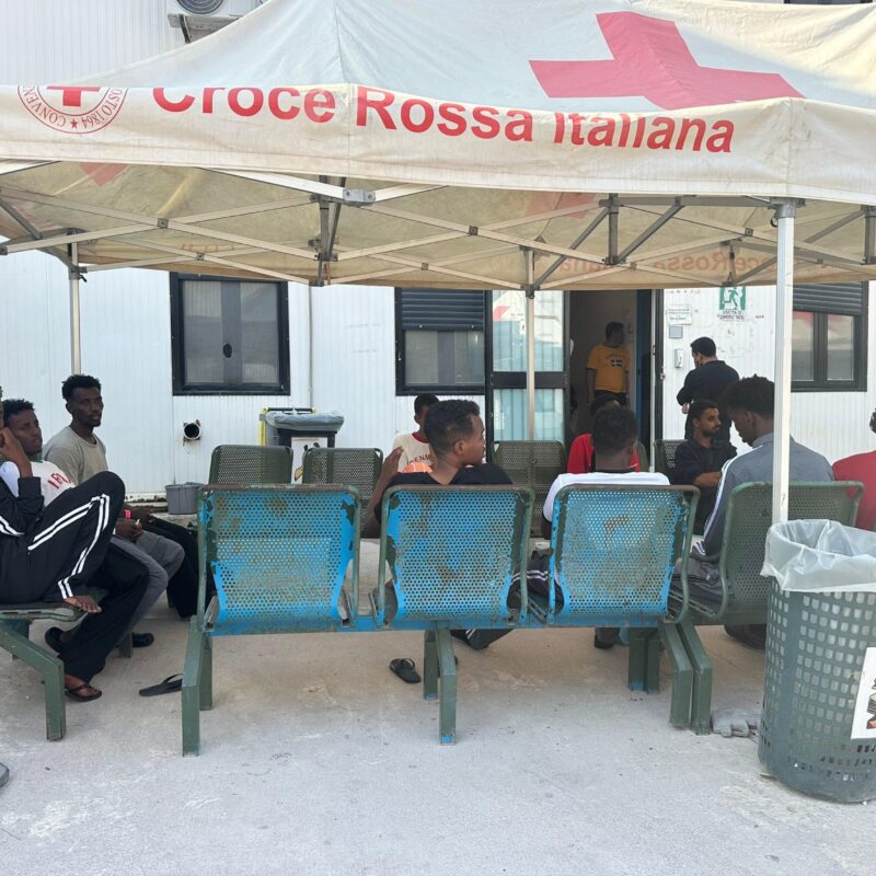 L'hotspot di Lampedusa dove stanno arrivando le salme del naufragio avvenuto oggi quando un barchino carico di migranti si è ribaltato nelle acque al largo dell'isola, 13 agosto 2025. ANSA ++ NPK ++