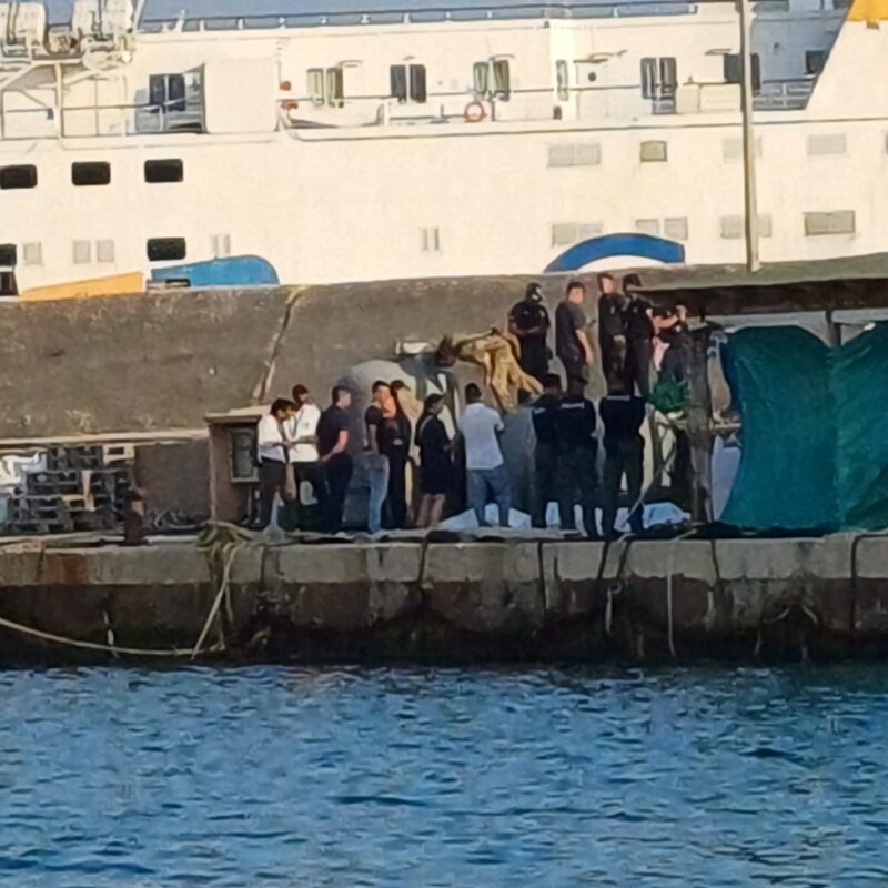 Le motovedette al porto di Lampedusa, impegnate nelle operazioni di recupero delle vittime del naufragio avvenuto oggi quando un barchino carico di migranti si è ribaltato nelle acque al largo dell'isola, 13 agosto 2025. ANSA ++ NPK ++