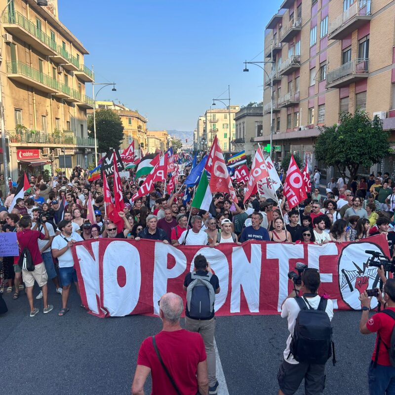 I Comitati No Ponte sfilano a Messina. «Abbiamo la forza per fermare tutto»