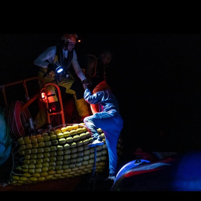 La notte scorsa la nave Ocean Viking ha soccorso un'imbarcazione in gomma nelle acque internazionali davanti alla Libia. "Abbiamo salvato 47 persone tra cui 9 minori non accompagnati - scrive Sos Mediterranee su X -. Molti di loro fuggono dalla guerra in Sudan. Le autorità italiane hanno assegnato Marina di Carrara come porto di sbarco. 1.300 km lontano dall'area del salvataggio e 3 giorni e mezzo di navigazione in più che terranno la nostra nave lontana dal Mediterraneo".X SOS MEDITERRANEE ITA+++ ATTENZIONE LA FOTO NON PUO' ESSERE PUBBLICATA O RIPRODOTTA SENZA L'AUTORIZZAZIONE DELLA FONTE DI ORIGINE CUI SI RINVIA+++ NPK +++