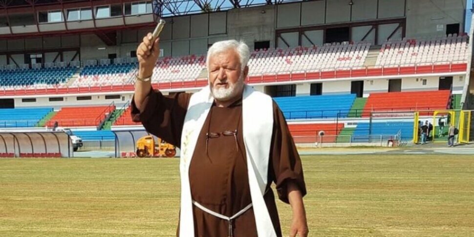 https://assets.gds.it/2025/08/Padre-Fedele-970x485.jpg