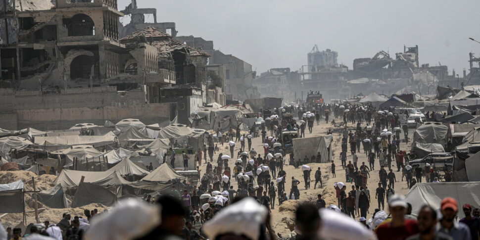 https://assets.gds.it/2025/08/Palestinians-pick-up-food-at-distribution-point_86767739-970x485.jpg