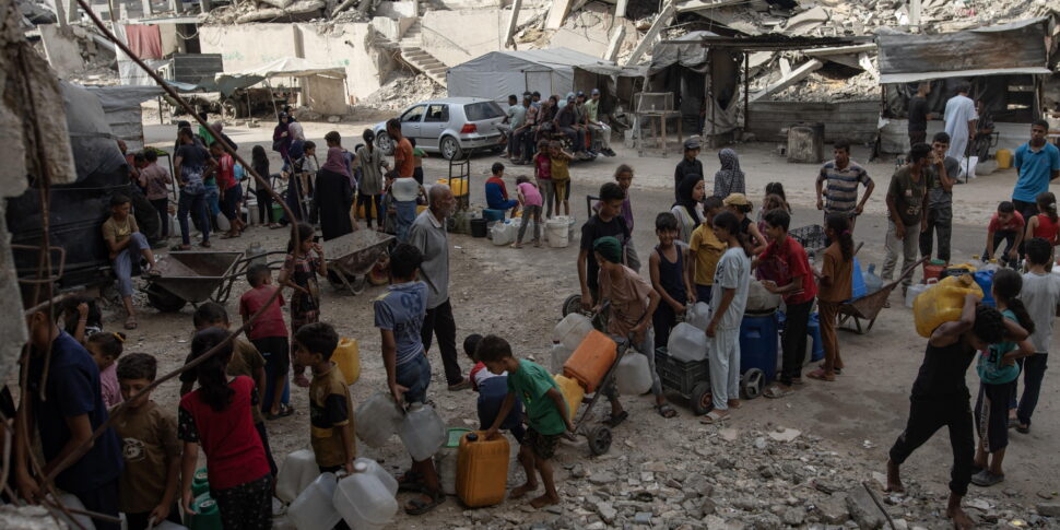 https://assets.gds.it/2025/08/Palestinians-water-crisis-continue-in-Khan-Younis_87000512-970x485.jpg