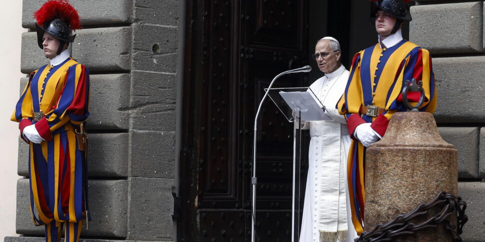 https://assets.gds.it/2025/08/Papa-Leone-a-Castel-Gandolfo-970x485.jpg